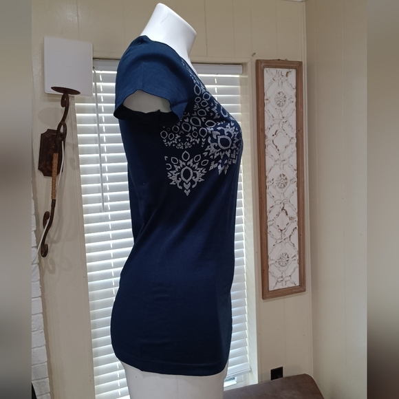 NWT Women's Navy Blue Cap Sleeve Tee Medium T-Shirt Slim Fit Silver Aztec Print - Picture 2 of 7